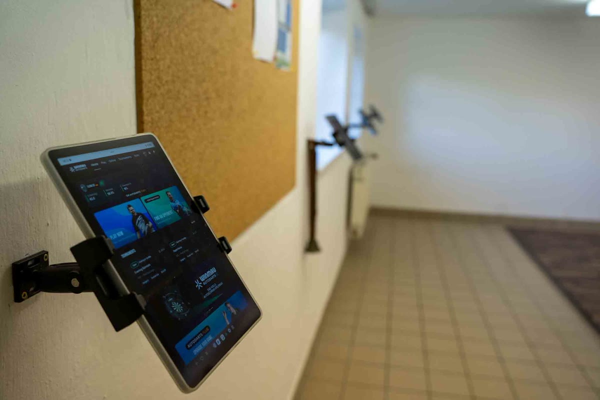 Autodarts-Tablet zur digitalen Unterstützung beim Steeldart-Training