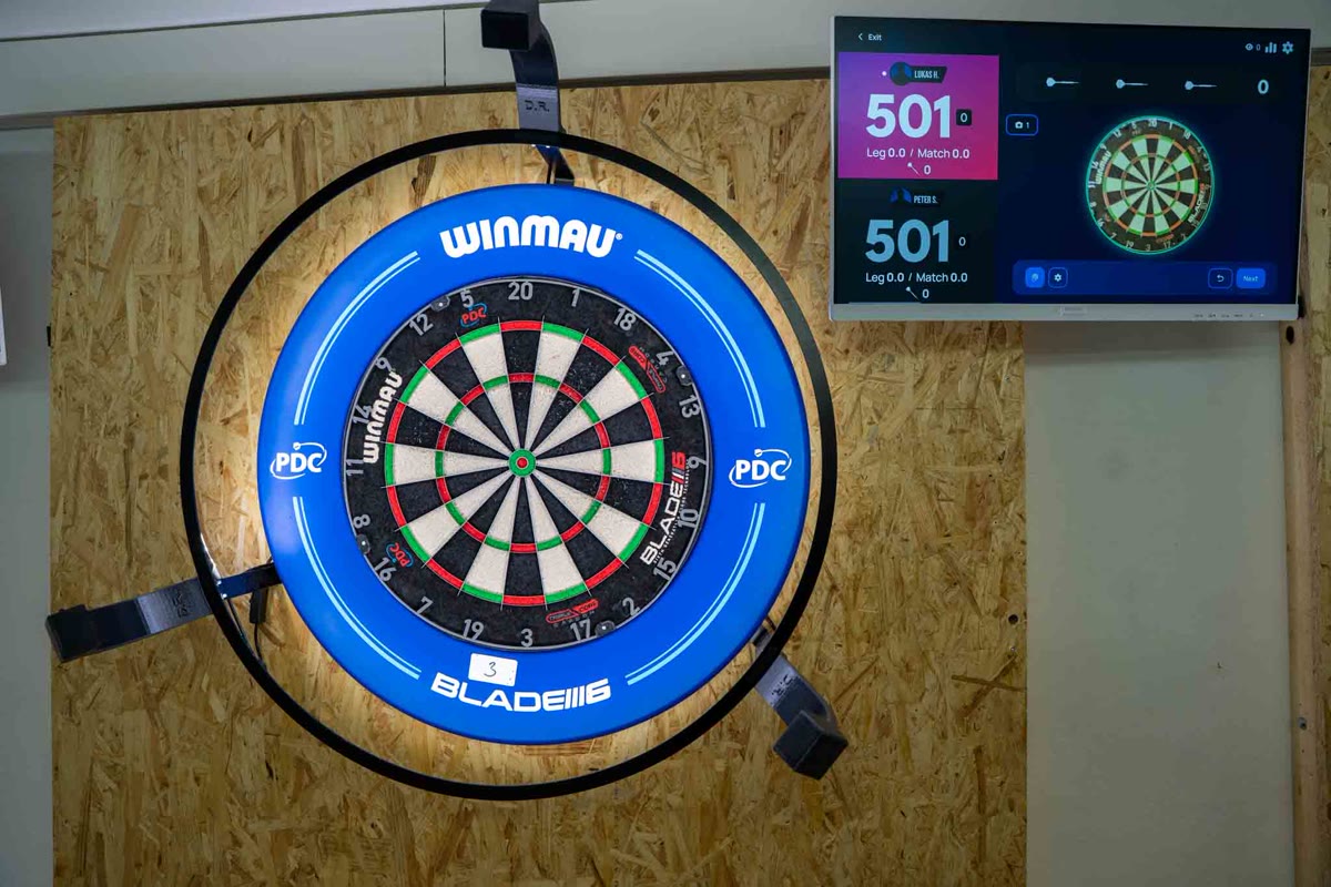 Steeldart-Board mit Beleuchtung und Autodarts-System bei Flying 26