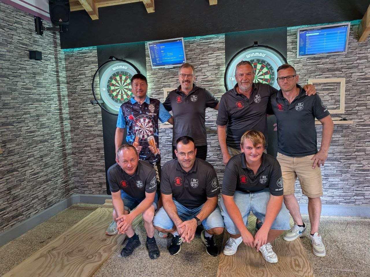 Sieben Spieler von Flying 26 beim Steel-Dart-Turnier des EC Bierhütte